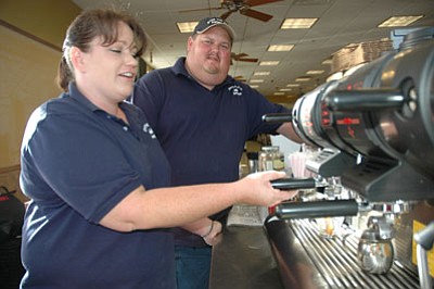 BB/CCN Photo/Bruce Colbert
Eddie and Rebecca Hill opened Hill’s Over the Hill Espresso this past July in the Shell
Center at Cordes Junction. Specialty coffee is brewed with fresh-roasted beans. Children
enjoy fruit smoothies and flavored drinks. Homemade whip cream tops drinks on request.