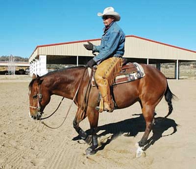 BBN Photo/Cheryl Hartz<br /><br /><!-- 1upcrlf2 -->Jon Gilbert explains reining technique while his Quarter Horse, Cielo San Lewis, executes a circling maneuver at Horsebreakers ranch.