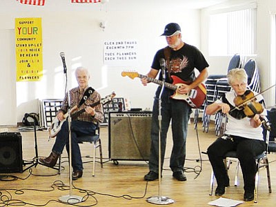 The Hill Top Gang heats things up with their performance while the audience cools off with sweet treats at the Cordes Lakes ice cream social July 19. (Pat Williamson/Courtesy photo)