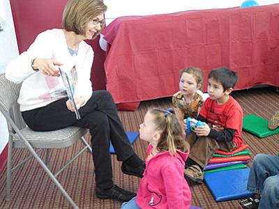 Karen Newcomer reads to children at the Chino Valley Library during “Popcorn and Stories.” (Courtesy photo)