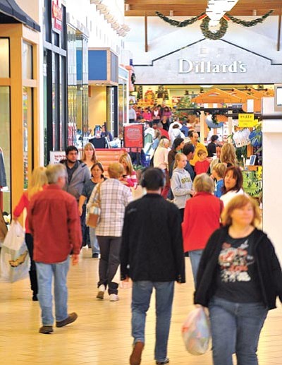 Matt Hinshaw/The Daily Courier<br>
Shoppers fill the Prescott Gateway Mall on Black Friday searching for the best deals on items.