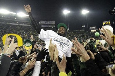 Oregon's Darron Thomas throws a pass during the first half of the BCS  National Championship NCAA college football game Monday, Jan. 10, 2011, in  Glendale, Ariz. (AP Photo/Charlie Riedel Stock Photo - Alamy