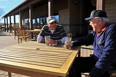 Matt Hinshaw/The Daily Courier<br>
Del Price and Taylor Crittendon share a laugh and a pitcher of beer after playing a round of golf Tuesday afternoon at the Manzanita Grille in Prescott.