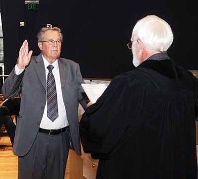 Les Stukenberg/The Daily Courier<br>Mayor Harvey Skoog recites the oath of office from Judge Keith Carson as new council members for the Town of Prescott Valley are sworn in Thursday night.