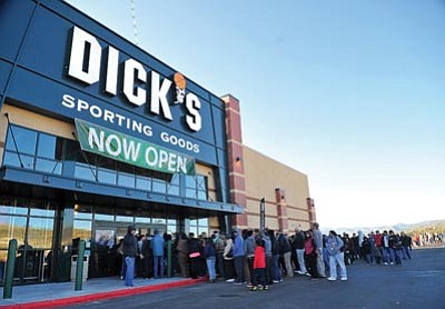 Matt Hinshaw/The Daily Courier<br>Customers line up for the grand opening of Dick’s Sporting Goods in Prescott Valley Oct. 11.