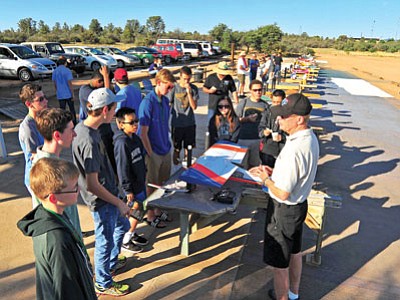 Matt Hinshaw/The Daily Courier<br>
Dave Marston a Casa de Aero R/C Airplane Club member, talks with summer camp attendees and students about the basics of R/C airplane flight and control Friday morning at the Casa de Aero R/C flying field at Embry-Riddle Aeronautical University in Prescott.