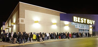 Hundreds of holiday shoppers wait for the doors to open at a Best Buy store. (Tony Dejak/The Associated Press, file)