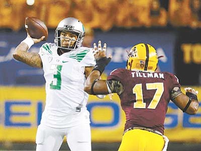 Ross D. Franklin/The AP<br>
Oregon's Vernon Adams Jr. gets off a pass as Arizona State's Ismael Murphy-Richardson applies pressure during their game Thursday, Oct. 29, in Tempe. The final score: Oregon 61, ASU 55. It goes down as the Ducks’ ninth straight win over Arizona State.