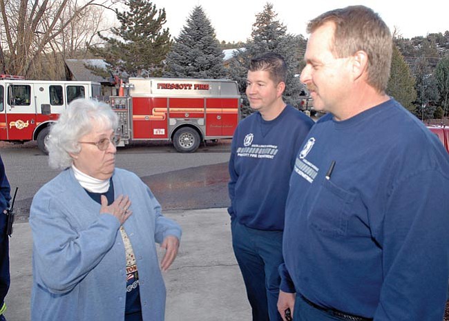 The Daily Courier/ Jo. L. Keener<br>
Elizabeth Brooks talks about an implant she has in her chest after a recent heart attack as she visits with Mike Lavers, EMT, and Capt. Jeff Knotek of Prescott Fire Department. The PFD crew arrived at Brooks’ home in time to save her from what would have been a fatal heart attack earlier this month.