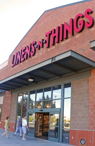 Matt Hinshaw/The Daily Courier<p>
Customers enter and exit Linens ‘N’ Things Tuesday evening at the Prescott Gateway Mall. The Prescott Linens ‘N’ Things will be closing its doors along with 57 other stores across the nation.


