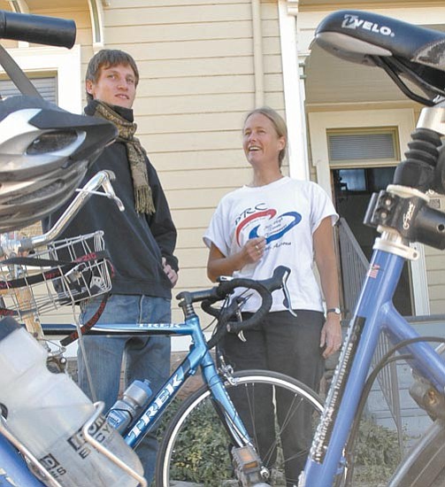 Jo. L. Keener/The Daily Courier<p>
Leo Sobottka, left, an intern from Berlin, Germany, chats with Prescott Alternative Transportation’s Sue Knaup. Sobottka is working with the group to gain better biking access in Prescott.