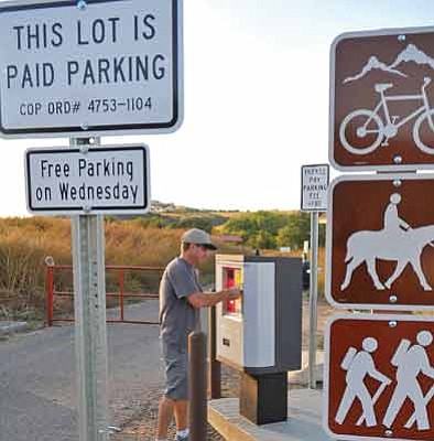 Matt Hinshaw/The Daily Courier<br>Scott Walz pays his parking fee before going running on the Peavine Trail Thursday afternoon in Prescott.  The Peavine Trail Kiosk was installed this past Monday.