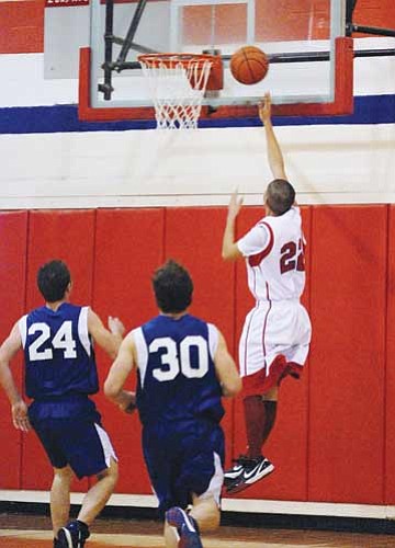 <br>Photo/Jeri Hall<br>
Andrew Araiza&#160;goes strong to the basket against Fredonia.