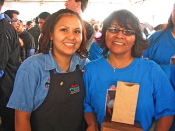 Bashas’ Diné Market Pack-Off competitor Adrienne Begay (left) with her biggest supporter—her mother Sherry—at the Phoenix Pack-Off competition.