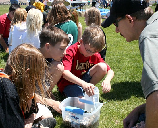 Trib Photo/Sue Tone<br>
John Munderloh, Prescott Valley’s Water Resources manager, volunteers his expertise to show students how groundwater is pumped out.
