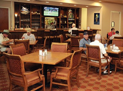 Lunch patrons enjoy their meals at the Stoneridge Grille Monday afternoon.<br>
Les Stukenberg/The Daily Courier