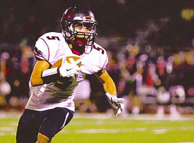 Bradshaw Mountain running back Derrik Fabela runs down the right side during the second quarter of Friday night’s 37-34 win over Maricopa. Fabela had a 2-yard touchdown run with 1:46 to play before halftime. (William  Lange/InMaricopa.com)