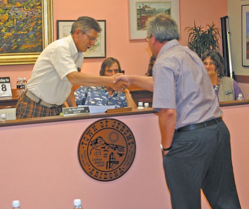 VVN/Philip Wright<br>
Jerome Mayor Al Palmieri congratulated Gary McConnell, Jerome’s new town manager, during Tuesday night’s scheduled meeting. McConnell will begin his new position July 16.


