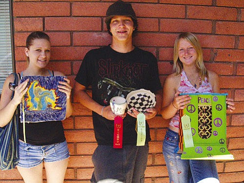New Visions art on display
May 19
Art students of New Visions Academy, with the help of instructors David Woof and Len Bustos, exhibited their artwork at the annual Northern Arizona Watercolor Society (NAWS) Student Art Show May 9-10 at Sedona Red Rock High School. Four of the students, Dillon Davies, Kerstin Hand, Raymee Henton, and Chelsie Wright, were awarded Honorable Mention for their pieces. Davies was further honored with an award of second place for another of his submissions. The work of these students will be on display at the Cottonwood Public Library from 9 a.m. to 2:30 p.m. Please stop by to see the creations of these talented young artists.
