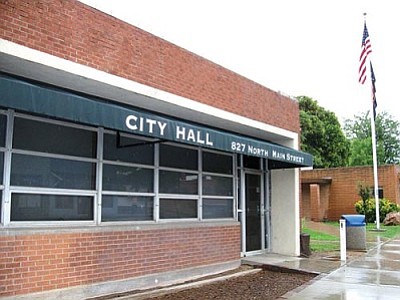 VVN/Dan Engler<br /><br /><!-- 1upcrlf2 -->Cottonwood is considering replacing the hodgepodge of former retail stores, post office and bank that now make up the City Hall office space.