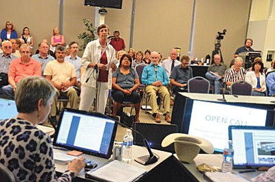 Village of Oak Creek resident Carolyn Fisher, also a Verde Valley Board Advisory Committee member, testifies during Tuesday’s meeting. VVN/Vyto Starinskas