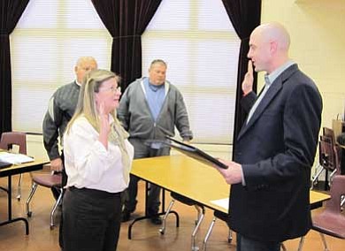 Photo/Gary Berger<br>
Kristi Fredrickson is sworn in as an incoming WUSD board member by Coconino County Superintendent of Schools Robert Kelty.