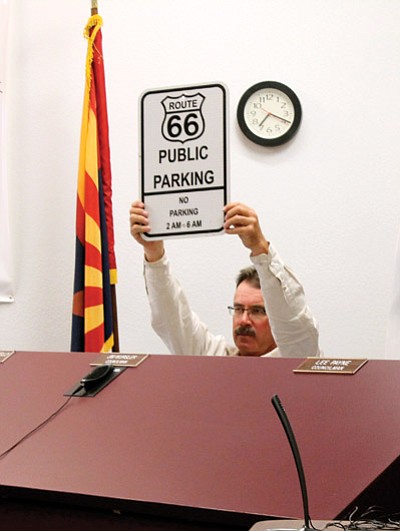Williams Councilman Frank McNelly holds a no overnight parking sign during the council’s Aug. 8 meeting. Marissa Freireich/WGCN