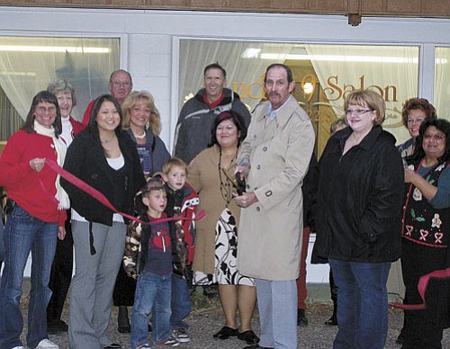 <br>Photo/Sue Atkinson<br>
Williams-Grand Canyon Chamber of Commerce Ambassadors cut the ribbon Dec. 12 at Studio 9 Salon, 517 E. Route 66 as owners Kristina Henson and Jamie Worden look on.