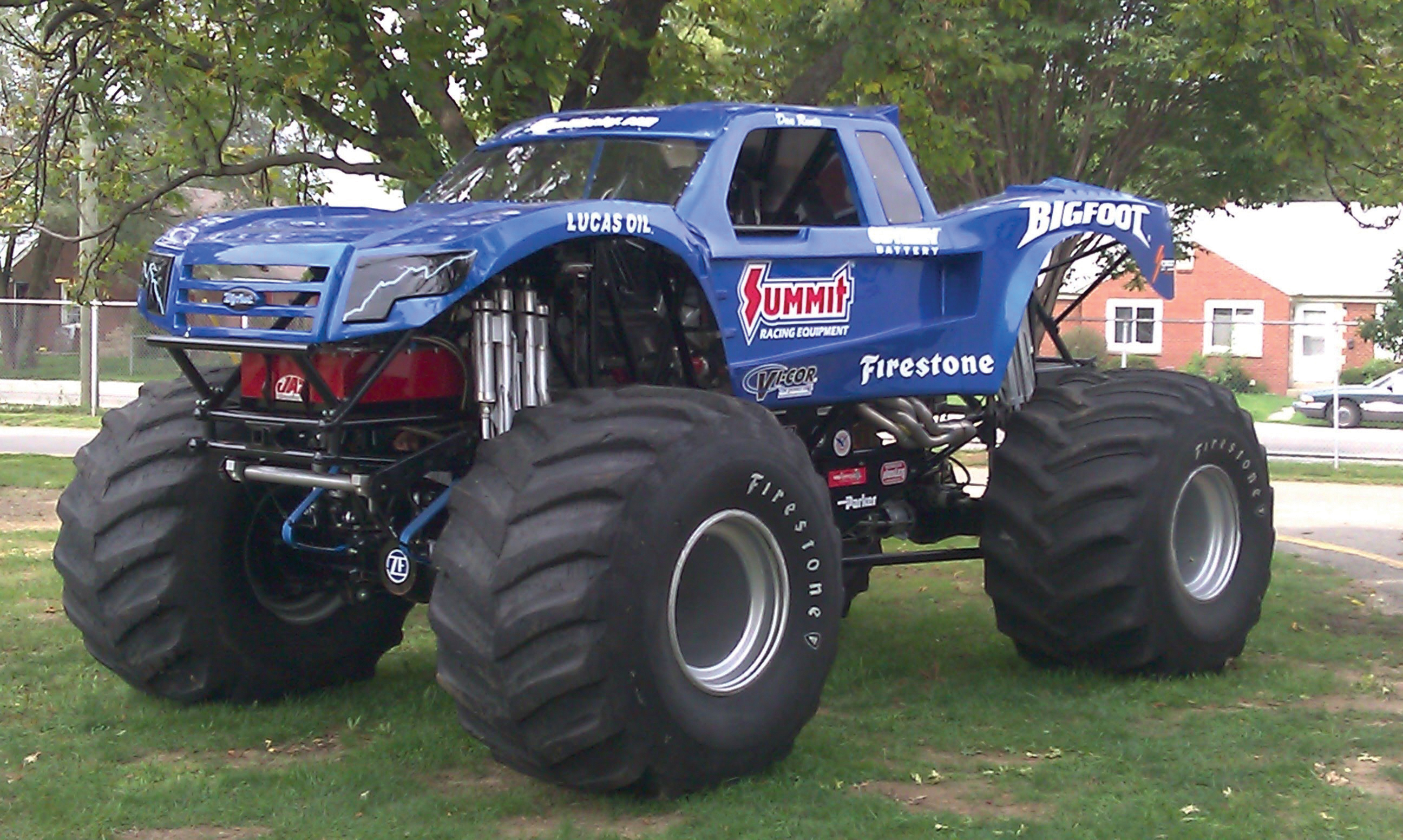 Big cars. Монстр трак бигфут. Машина бигфут монстр трак. Bigfoot #16 монстр трак. Jeep Cherokee бигфут.