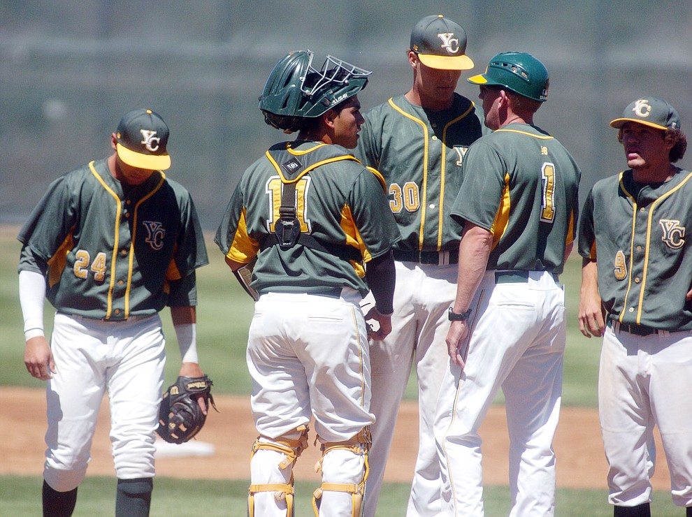 Yavapai Head Coach Ryan Cougill talks with starting pitcher Chase Beal in the first inning during the first game of the NJCAA Region 1 Division 1 semifinals Thursday in Prescott. (Les Stukenberg/The Daily Courier) (Les Stukenberg/The Daily Courier)