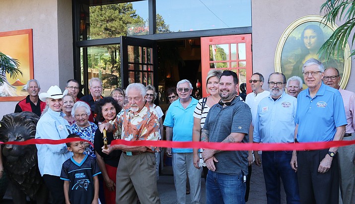 Hart’s Art & Decor celebrated their grand opening with a ribbon-cutting ceremony. 