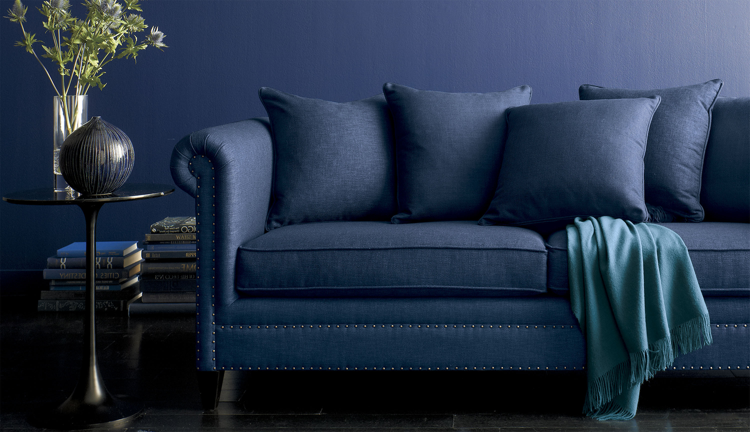 Лосинах диваны. Диван прямой unico Sofa 2 Blue. Диван в интерьере. Синий диван. Голубой диван.