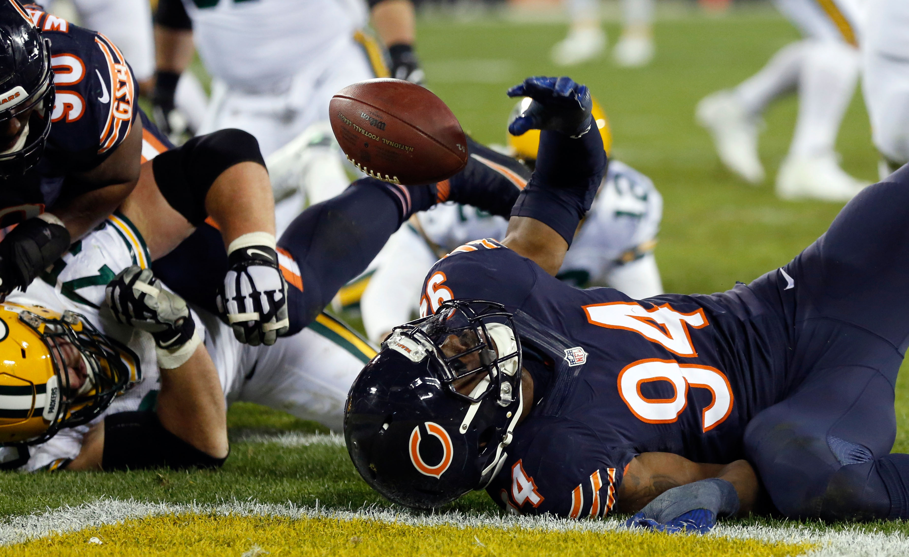 Rodgers Tosses 3 TD Passes, Packers Beat Bears 26-10 | The Daily ...