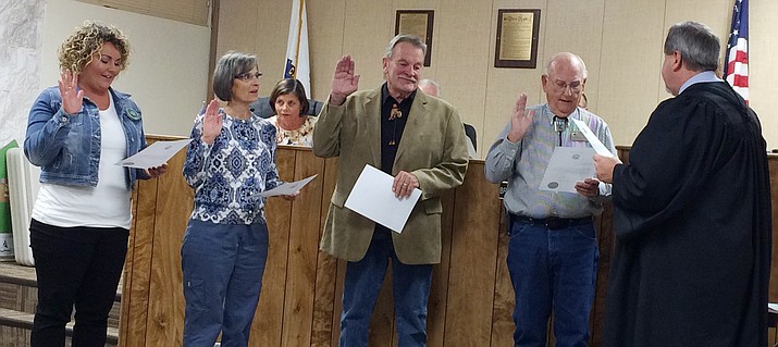 Camp Verde Town Council celebrated welcomes and farewells during its Nov. 16 meeting as the Oath of Office was given to new-elects and Certificates of Recognition to those departing office. (VVN/Tom Tracey)