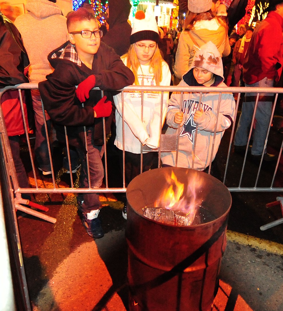 Keeping warm at the fire pits at the 6th Annual Whiskey Row Boot Drop in downtown Prescott Saturday, Dec. 31. (Les Stukenberg/The Daily Courier)