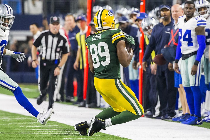 Green Bay Packers tight end Jared Cook (89) catches a pass along the sideline during the second half of an NFL divisional playoff football game against the Dallas Cowboys on Sunday, Jan. 15, 2017, in Arlington, Texas. (Smiley N. Pool/Dallas Morning News via AP )