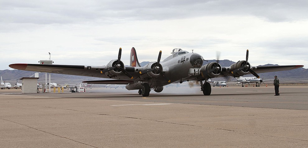 B 17 Soars Over Kingman | Kingman Daily Miner | Kingman, AZ