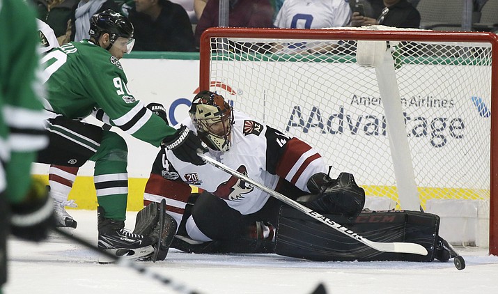 Arizona Coyotes goalie Mike Smith (41) defends the goal against Dallas Stars center Jason Spezza (90) during the first period Tuesday, April 4, in Dallas. (LM Otero/AP)