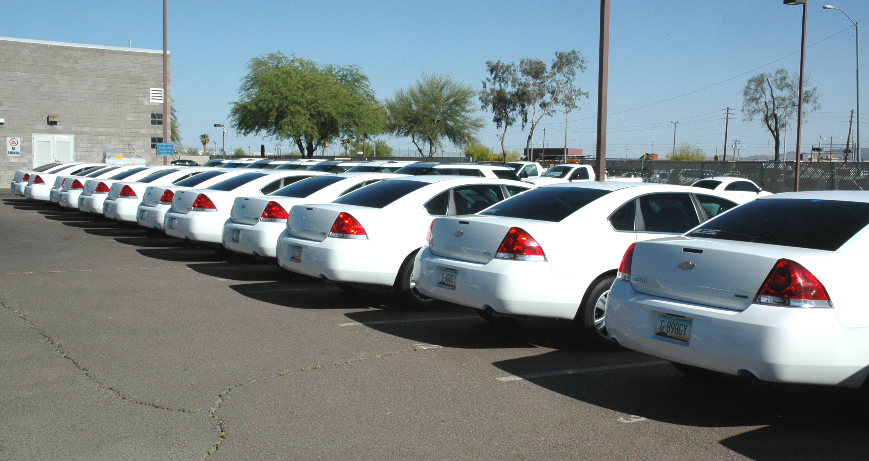 Автопарк белых машин. Vehicle fleet. Car rental airport. Car fleet. Автопарк картинки для презентации.