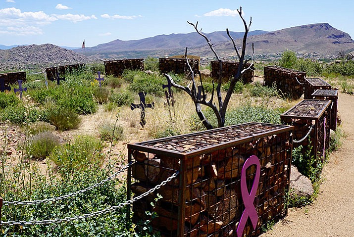 Granite mountain hotshots. Granite Mountain Hotshots Memorial State Park. Мемориал отряду гранитная гора Аризона. Аризона пожар 2013 гранитная гора. Гранитная скала Аризона.