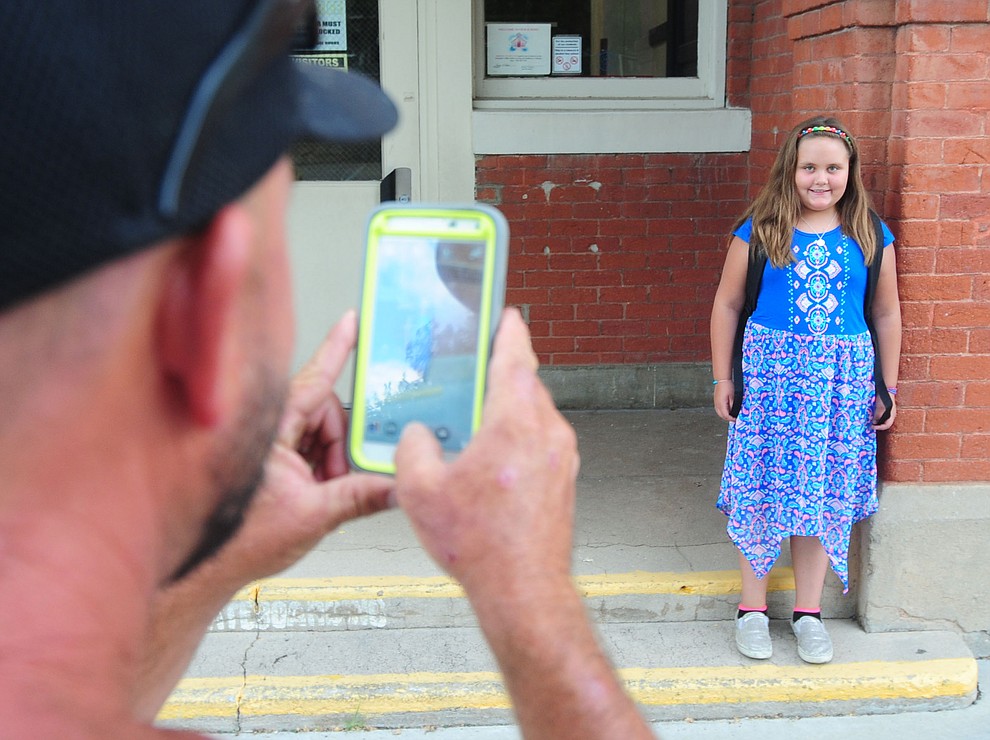 Cody Cheney takes a photo of his daughter Makenzie at Lincoln School as students began the 2017-18 school year Thursday, August 2 in Prescott. (Les Stukenberg/Courier)