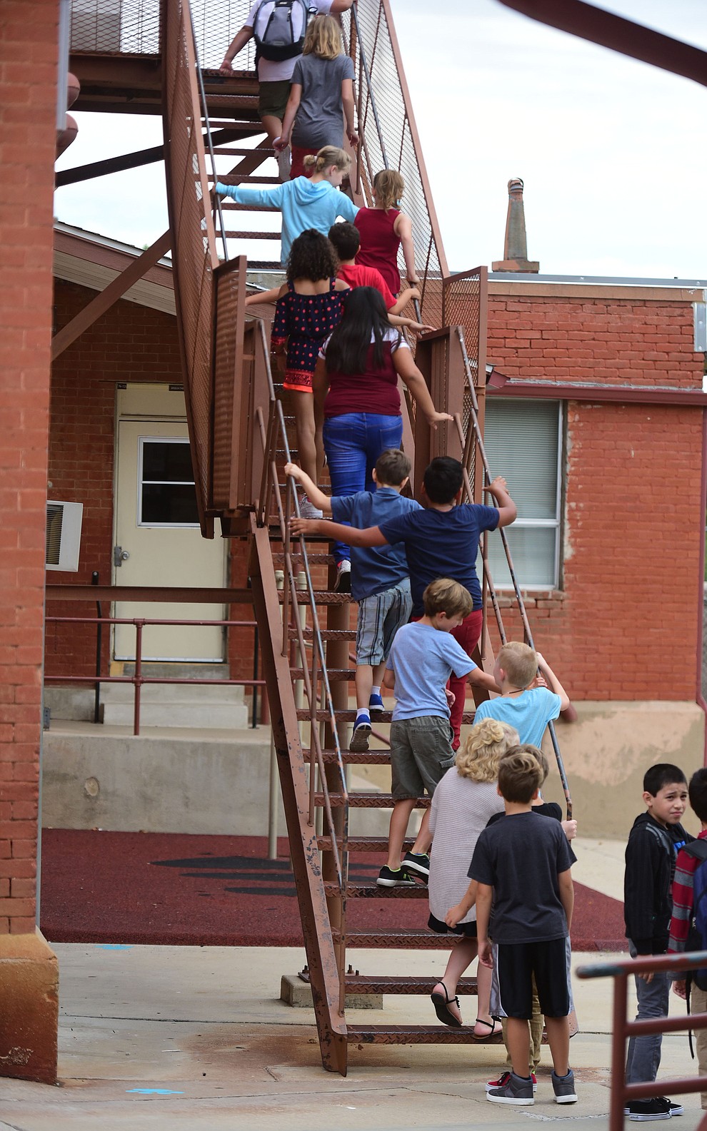 Students go into class at Lincoln School as students began the 2017-18 school year Thursday, August 2 in Prescott. (Les Stukenberg/Courier)