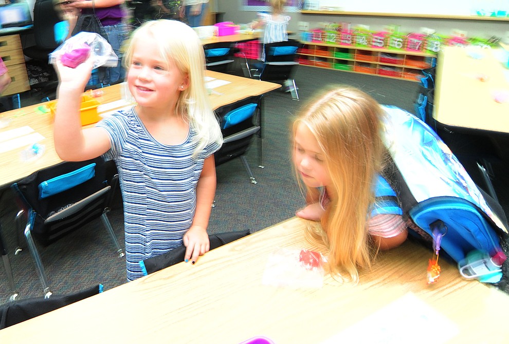 Jaycee and Jamie Mumford at Lincoln School as students began the 2017-18 school year Thursday, August 2 in Prescott. (Les Stukenberg/Courier)