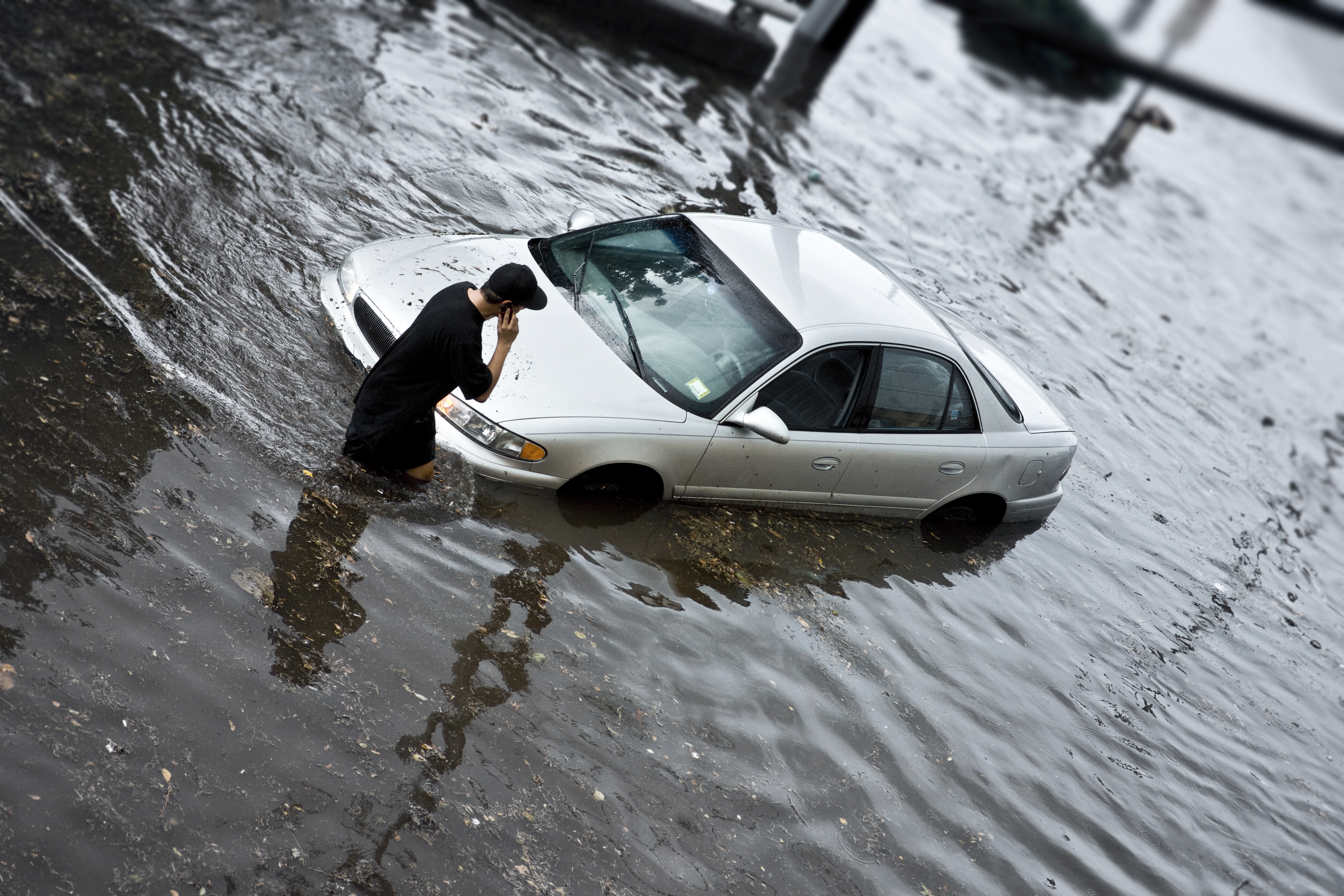 Автомобили после воды. Утопленные машины. Автомобиль утопленник. Автомобиль в воде. Наводнение автомобили.