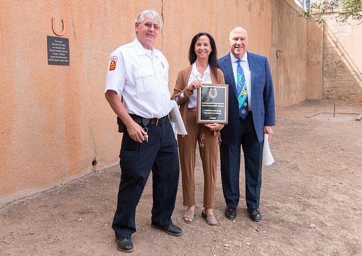 Fire Chief Rusty Blair and Mayor Frank Vander Horst present a plaque to Yavapai-Apache Nation Chairwoman Jane Russell-Winiecki for the Yavapai-Apache Nation’s financial contributions toward the completion of the town’s new horseshoe pits. VVN/Halie Chavez