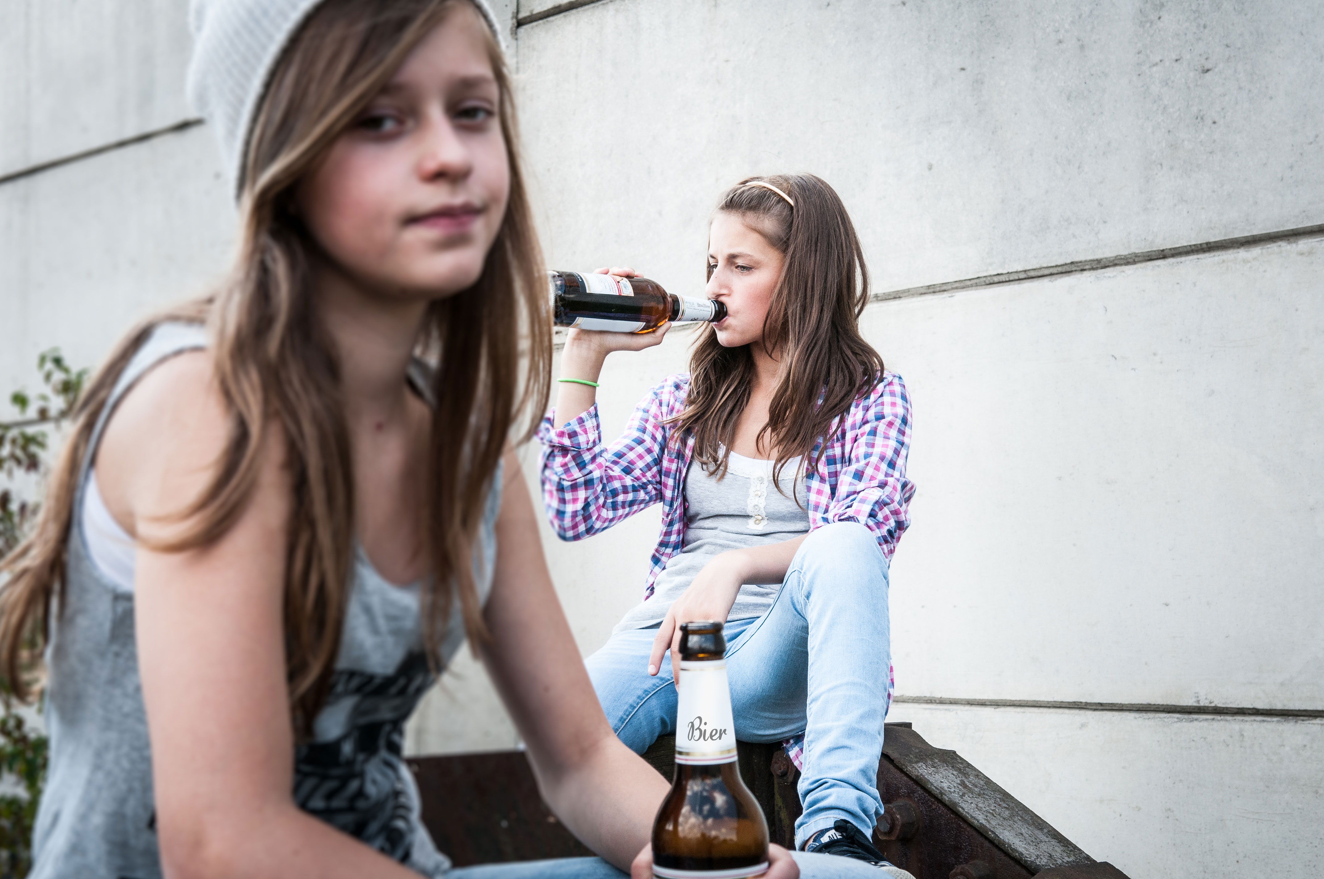 Девушки подростки пьют алкоголь