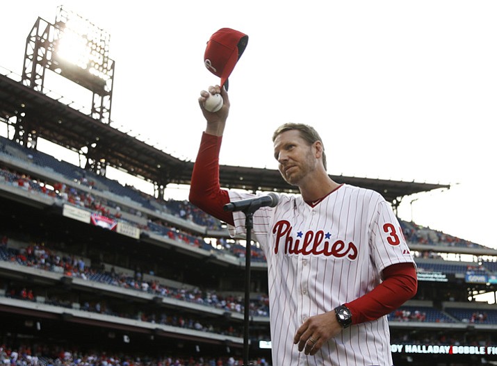 In this Aug. 8, 2014, file photo, former Philadelphia Phillies’ Roy Halladay acknowledges the crowd before a baseball game against the New York Mets, in Philadelphia. Authorities have confirmed that former Major League Baseball pitcher Roy Halladay died in a small plane crash in the Gulf of Mexico off the coast of Florida on Tuesday, Nov. 7, 2017. (Matt Slocum/AP, File)