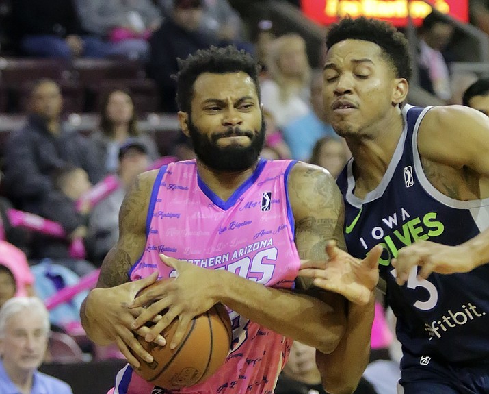 Northern Arizona's Xavier Silas drives to the basket against the Iowa Wolves on Saturday, Nov. 11, 2017, in Prescott Valley. The Suns beat the Wolves 124-119 in overtime. (Matt Hinshaw/NAZ Suns)