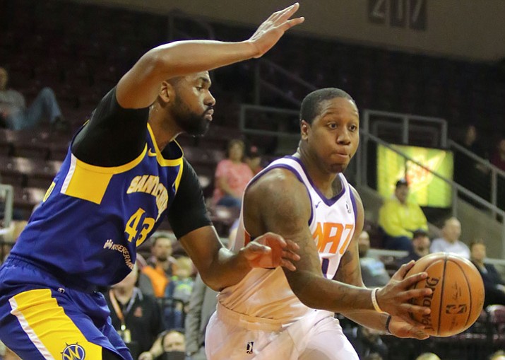 Northern Arizona Suns’ guard Isaiah Canaan drives to the basket against the Santa Cruz Warriors on Tuesday, Dec. 12, 2017, in Prescott Valley. Canaan was signed by the Phoenix Suns to an NBA contract on Wednesday. (Matt Hinshaw/NAZ Suns)