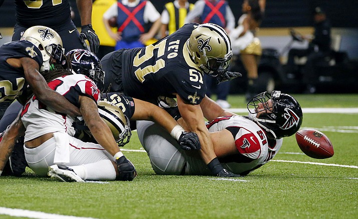 New Orleans Saints middle linebacker Manti Te'o (51) scrambles for a fumble by running back Devonta Freeman, left, over Atlanta Falcons center Alex Mack (51) in the second half of an NFL football game in New Orleans, Sunday, Dec. 24, 2017. (Butch Dill/AP)